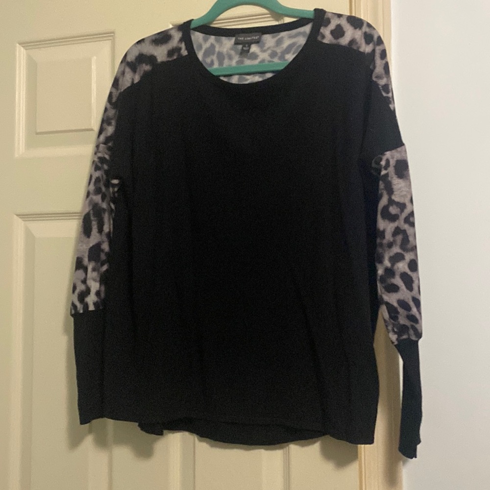 Adorable top with pops of leopard